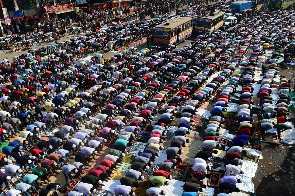 TOPSHOT - Muslim devotees pray during the Friday noon prayers during the World Muslim Congregation, also known as Biswa Ijtema, at Tongi, some 30 kms north of Dhaka on January 13, 2017. Muslims joined in prayer on the banks of a river in Bangladesh as the world's second largest annual Islamic congregation started. / AFP / STR (Photo credit should read STR/AFP/Getty Images)